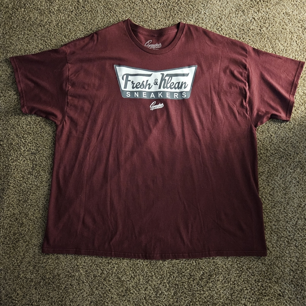 Sneaker threads Maroon shirt